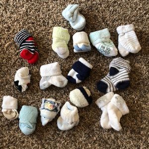 16 pairs baby socks newborn. 3 pairs baby gloves.